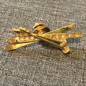 Vintage Avon Skis & Ski Poles Brooch EUC Gold & Crystal Rhinestone Retro winter
